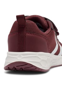 Bordowy but sportowy z teksturowaną siateczką na górze, wyściełanym kołnierzem i białymi akcentami. Posiada uchwyt do zakupu i elastyczną gumową podeszwę.