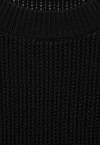 Schwarzer gestrickter Pullover mit einem gerippten Kragen, strukturiertem Muster und weichem Material, das ein gemütliches und warmes Aussehen betont.
