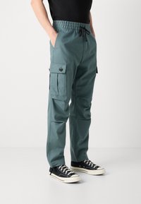 HUGO GARLO - Cargobukse - dark green