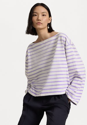 Top cu guler debarcader, lejer, de culoare albă cu dungi lavandă. Material moale, mâneci lungi largi, asociat cu pantaloni închiși. Design simplu, detalii minime.