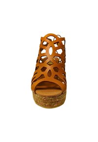 Sandali con tacco a cuneo open-toe in tonalità marrone, con design in pelle ritagliata, suola intermedia in juta testurizzata e soletta in tessuto liscio.