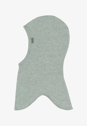 Balaclava tricotée gris clair avec un dessus courbé, un visage découvert et un bas effilé. Une étiquette cousue sur le côté indique la marque. Texture douce.