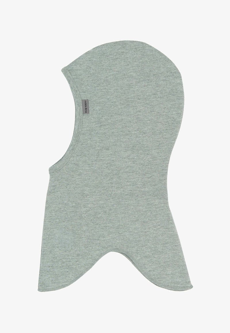 Balaclava tricotée gris clair avec un dessus courbé, un visage découvert et un bas effilé. Une étiquette cousue sur le côté indique la marque. Texture douce.