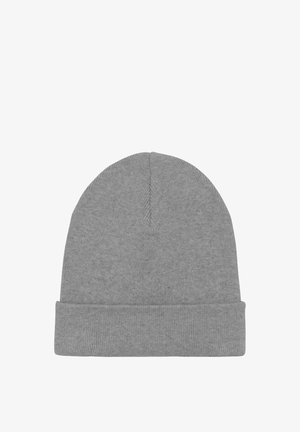 Căciulă gri tricotată cu manșetă pliabilă, având o textură netedă și vârf rotunjit, realizată dintr-un material moale și flexibil.