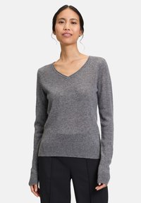 Szary sweter w serek wykonany z miękkiego materiału, z długimi rękawami i ribbowym wykończeniem rękawów oraz dołu, minimalistyczny design i gładka tekstura.