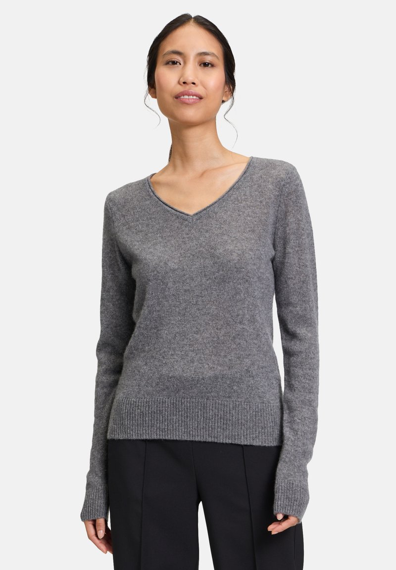 Szary sweter w serek wykonany z miękkiego materiału, z długimi rękawami i ribbowym wykończeniem rękawów oraz dołu, minimalistyczny design i gładka tekstura.