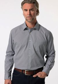 Pánská košile s dlouhým rukávem a knoflíkovým zapínáním v šedobílém geometrickém vzoru. Robustní látka, špičatý límec a jedna náprsní kapsa.