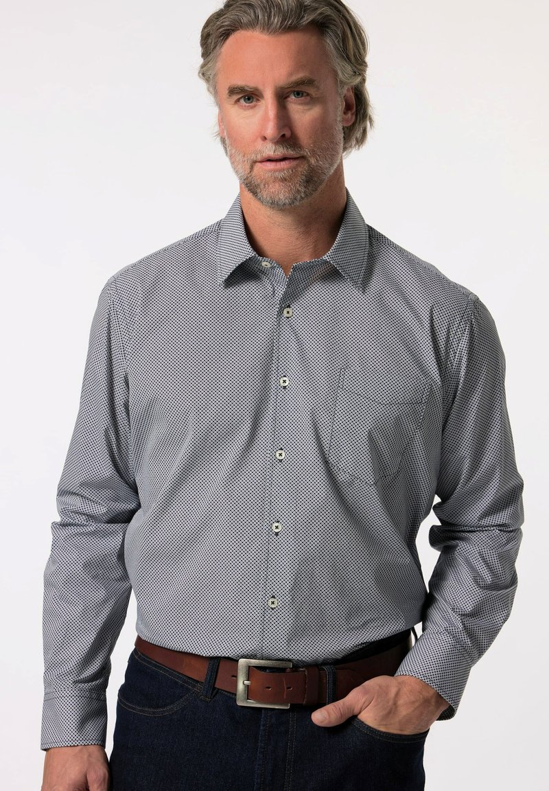 Pánská košile s dlouhým rukávem a knoflíkovým zapínáním v šedobílém geometrickém vzoru. Robustní látka, špičatý límec a jedna náprsní kapsa.