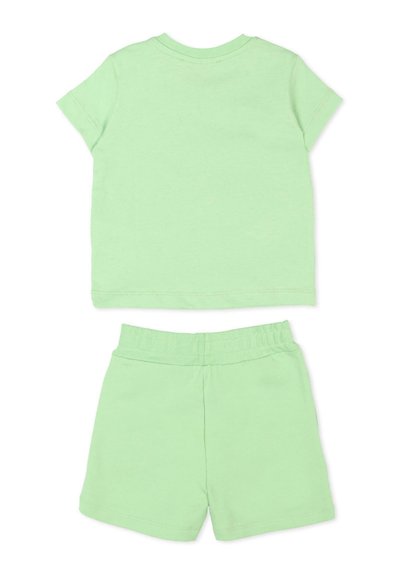 Ensemble pour enfants composé d'un t-shirt à manches courtes vert clair et d'un short avec taille élastique, présenté à plat sur un fond blanc.