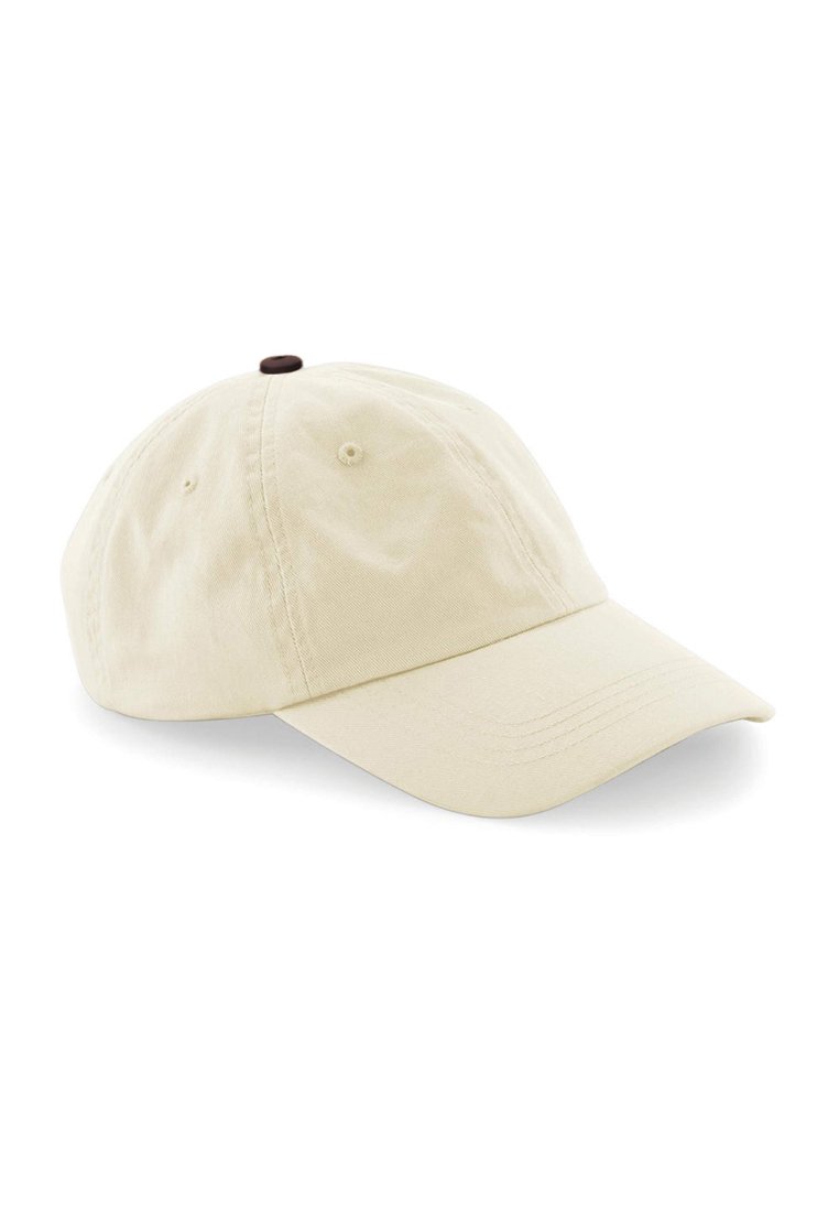 Beige Baumwoll-Baseballmütze mit gewölbtem Schirm, gesteppten Details und einem braunen Knopfakzent oben. Robustes Gewebe mit glatter Textur.