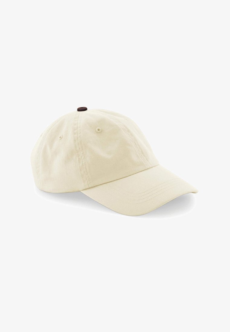 Beige Baumwoll-Baseballmütze mit gewölbtem Schirm, gesteppten Details und einem braunen Knopfakzent oben. Robustes Gewebe mit glatter Textur.