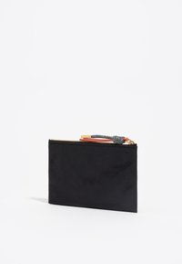 Bolsa de tela negra con cierre de cremallera, que cuenta con una tira de agarre texturizada en gris y naranja y una forma rectangular simple.