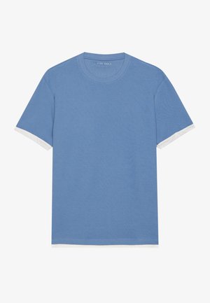 Jasnoniebieska koszulka z krótkim rękawem o teksturowanej tkaninie. Białe akcenty na brzegach rękawów. Okrągły dekolt i luźny krój.