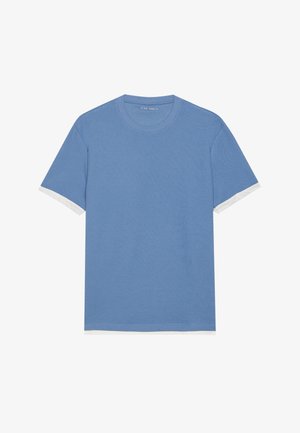 Jasnoniebieska koszulka z krótkim rękawem o teksturowanej tkaninie. Białe akcenty na brzegach rękawów. Okrągły dekolt i luźny krój.