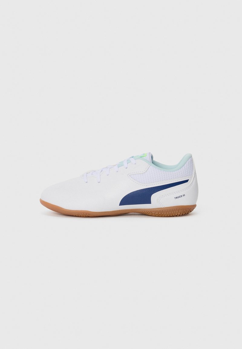 Zapatilla deportiva blanca con un acento azul marino, parte superior de malla texturizada, cuello azul claro y suela de goma. Presenta un diseño minimalista y cordones.
