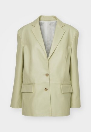 Lichtgroene leren blazer met een klepjas en twee knopen, en twee voorzakken. Heeft een gladde textuur en een getailleerde pasvorm.