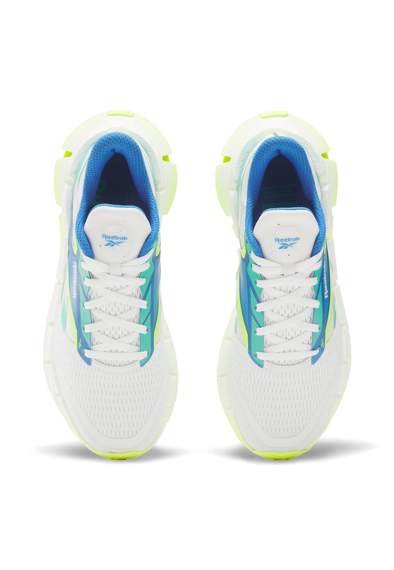 Un par de zapatillas de running Reebok blancas con acentos en azul y verde neón, cordones blancos y tela de malla transpirable, vistas desde arriba.