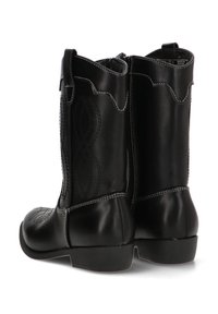 Botas de vaquero de cuero negro con costuras decorativas, un borde ondulado en la parte superior y un tacón bajo. Cierre de cremallera en el lado para facilitar su uso.