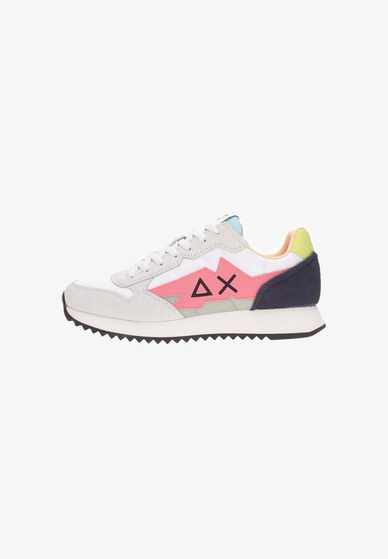 Sneakers in camoscio grigio chiaro con accenti rosa, blu e beige. Presentano una suola in gomma testurizzata e un design a zigzag sul lato.
