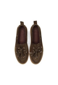 Braune Wildleder-Slipper mit Quasten-Detail, gestickten Akzenten, gerillter Sohle und strukturiertem Innenfutter.