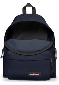Zaino Eastpak blu navy realizzato in tessuto resistente, dotato di un ampio scomparto principale, spallacci regolabili e una tasca frontale con zip.