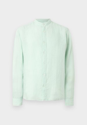 Chemise à manches longues vert clair avec col mandarin, en tissu légèrement texturé, présentée sur un fond uni.