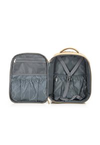 Mochila marrón con abertura con cremallera, interior gris, bolsillo de malla, correas elásticas y múltiples compartimentos de almacenamiento.