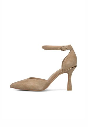 Pantof cu toc înalt bej din piele întoarsă, cu vârf ascuțit, cu baretă la gleznă și cataramă, toc subțire conic și detaliu auriu la baza tocului.