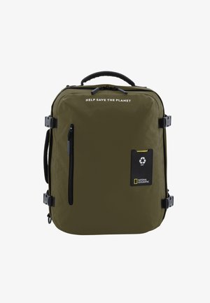 Olivgrüner, rechteckiger Rucksack mit einem oberen Griff, einer Reißverschlusstasche vorne, verstellbaren Seitenriemen und umweltfreundlichen Branding-Details.