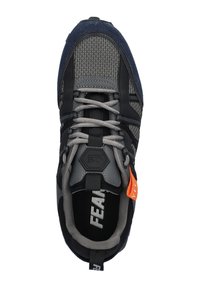 Chaussure de sport noire et grise avec tige en maille, accents en suède et logo. Équipée de lacets gris, d'une étiquette orange et d'une semelle texturée.