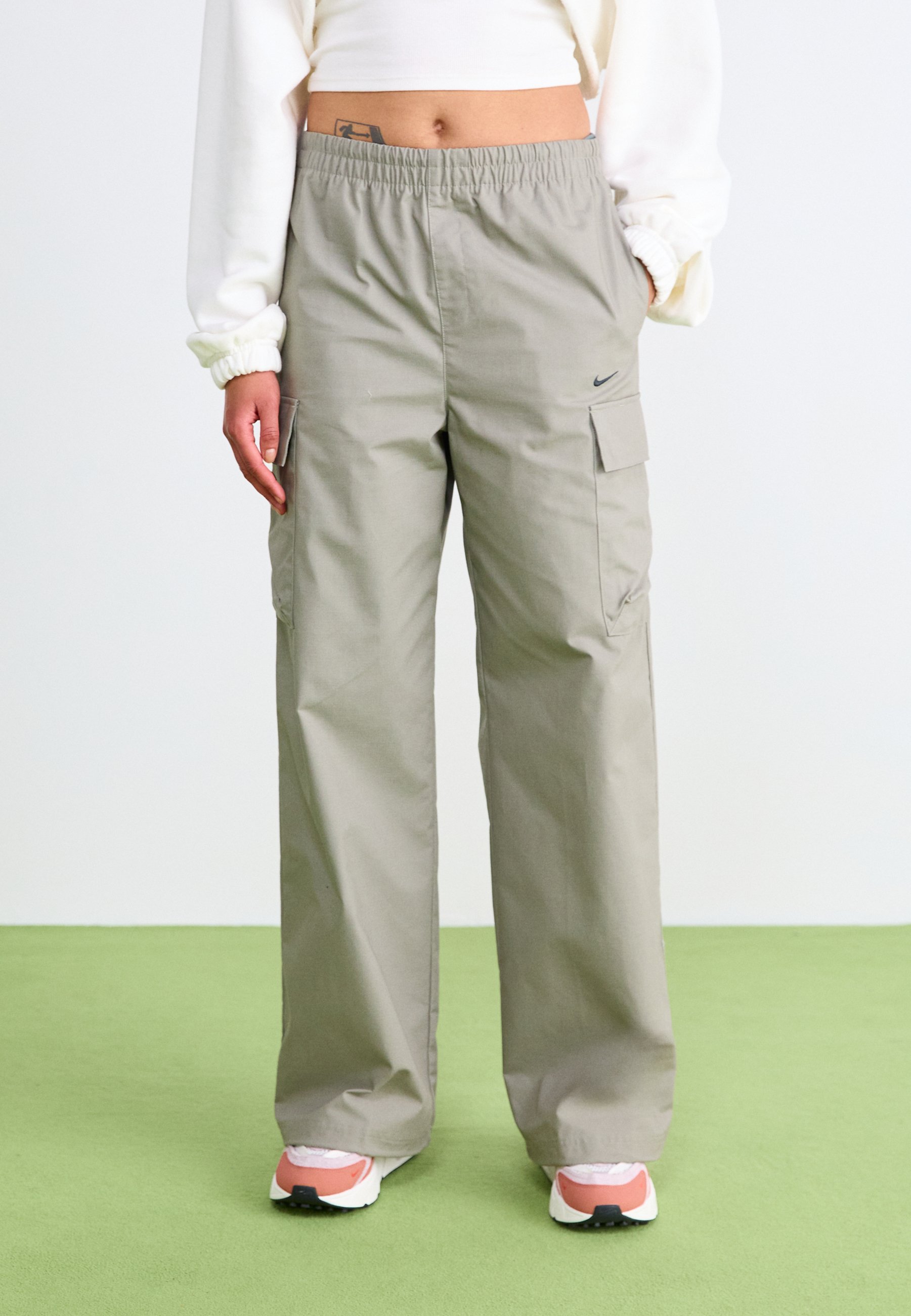 ★★Nike★★ Sportswear Mid Rise Cargo Pants W Light British NIKE SPORTSWEAR WOMEN'S MID-RISE OVERSIZED CARGO PANTS