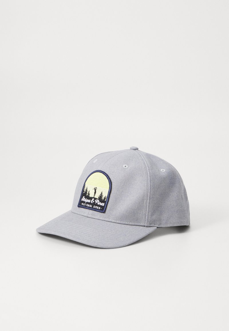 Căciulă de baseball gri, cu un patch brodat ce prezintă un apus de soare și pini, design structurat, margine curbată și curea ajustabilă pe spate.