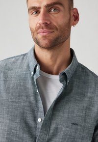 Levi's® AUTHENTIC BUTTON DOWN - Overhemd - marlon dark blue chambray
