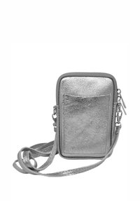 Sac bandoulière métallique argenté avec une finition texturée, forme rectangulaire, fermeture éclair et sangle réglable ; comprend une poche frontale.