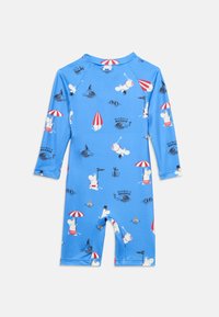 Μπλε ολόσωμο μαγιό μακρυμάνικο για νήπια με χαρακτήρες Moomin, ομπρέλες με κόκκινες και λευκές ρίγες και εικονογραφήσεις με θέμα το νερό.