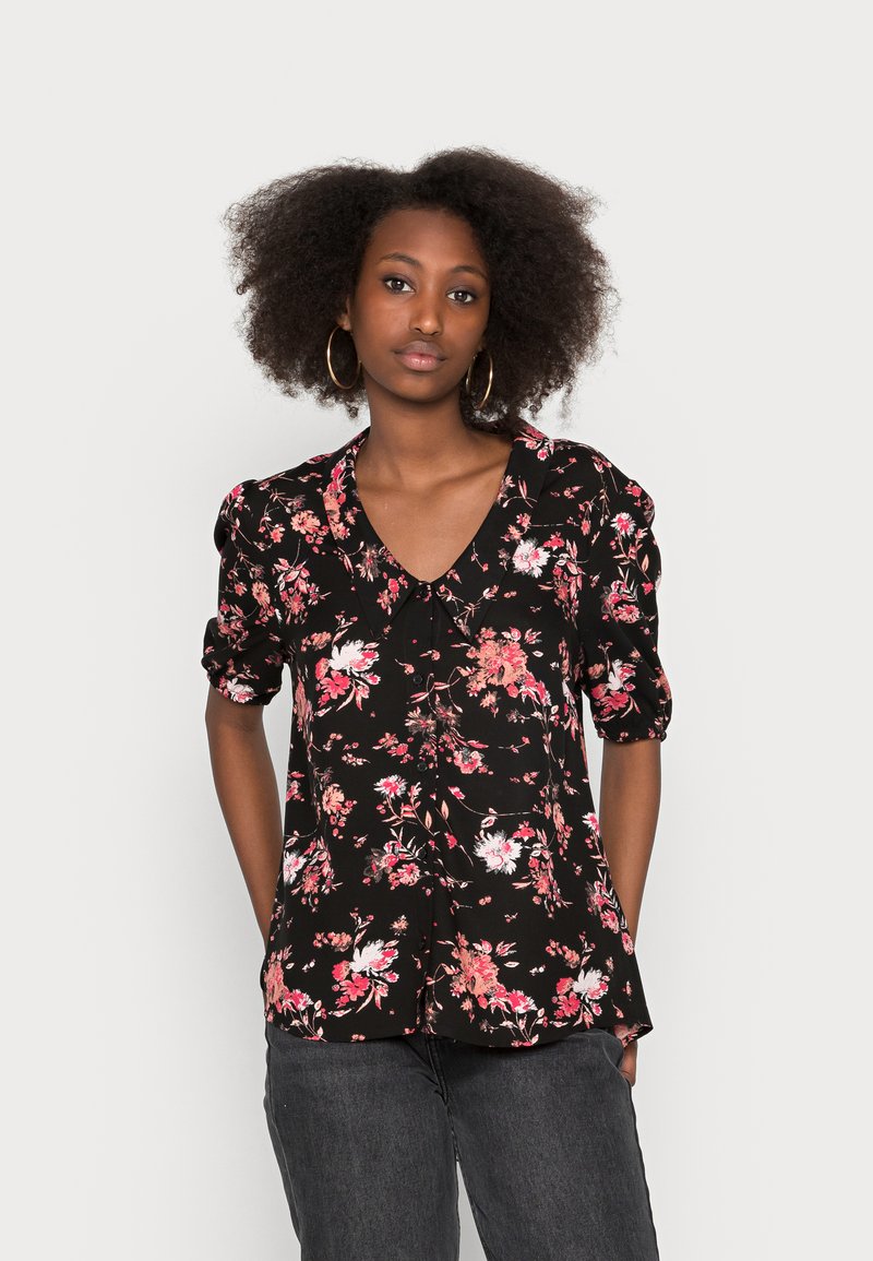 Blusa preta com padrão floral e mangas bufantes, apresentando padrões vermelhos e rosas. Design em V, tecido leve e um corte descontraído.
