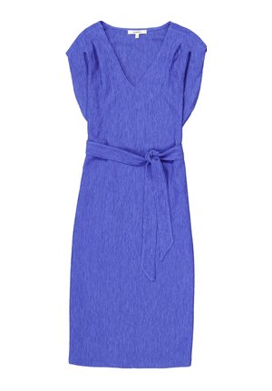 Vestido azul cobalto con escote en V, mangas cortas y cintura atada. La tela texturizada añade dimensión a la silueta ajustada.