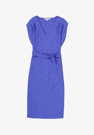 Kobaltblauwe jurk met een V-hals, korte mouwen en een strikceintuur. Het gestructureerde materiaal voegt dimensie toe aan de getailleerde silhouette.