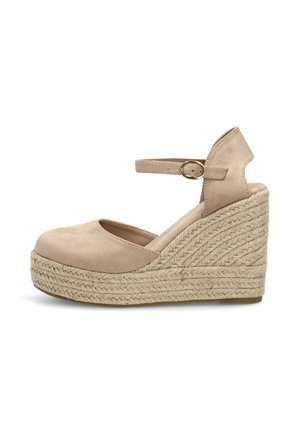 Alpargata cuña de ante beige con correa al tobillo y hebilla, suela plataforma de yute trenzado, puntera cerrada y contrafuerte en el talón que ofrece soporte.