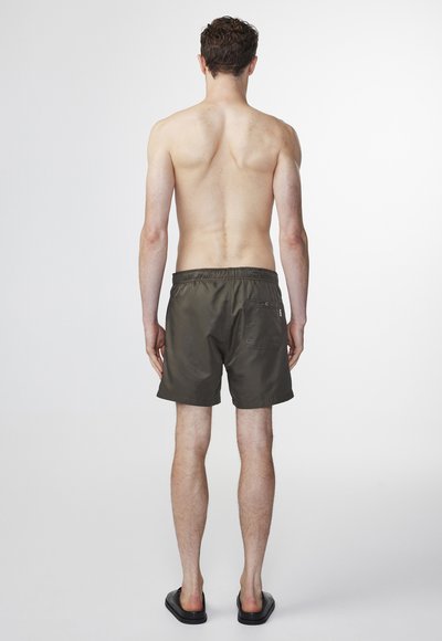 Shorts de bain pour homme en vert olive avec une taille élastique, une poche arrière et une texture lisse, vus de l'arrière.