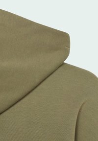 Felpa verde oliva con tessuto testurizzato, cappuccio e cuciture lisce, che evidenziano una vestibilità aderente e un design casual.