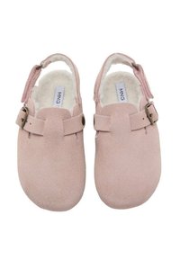 Ljusrosa mocka slip-on skor med justerbara spännen och vit fluffig foder, sedd uppifrån, märkt MNG.