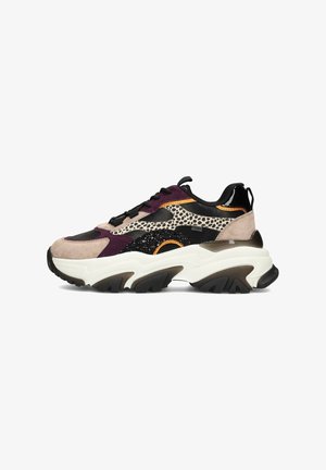 Sneaker massiccio con un mix di nero, viola, beige e accenti a stampa animale. Presenta materiali testurizzati e una suola spessa e multicolore.