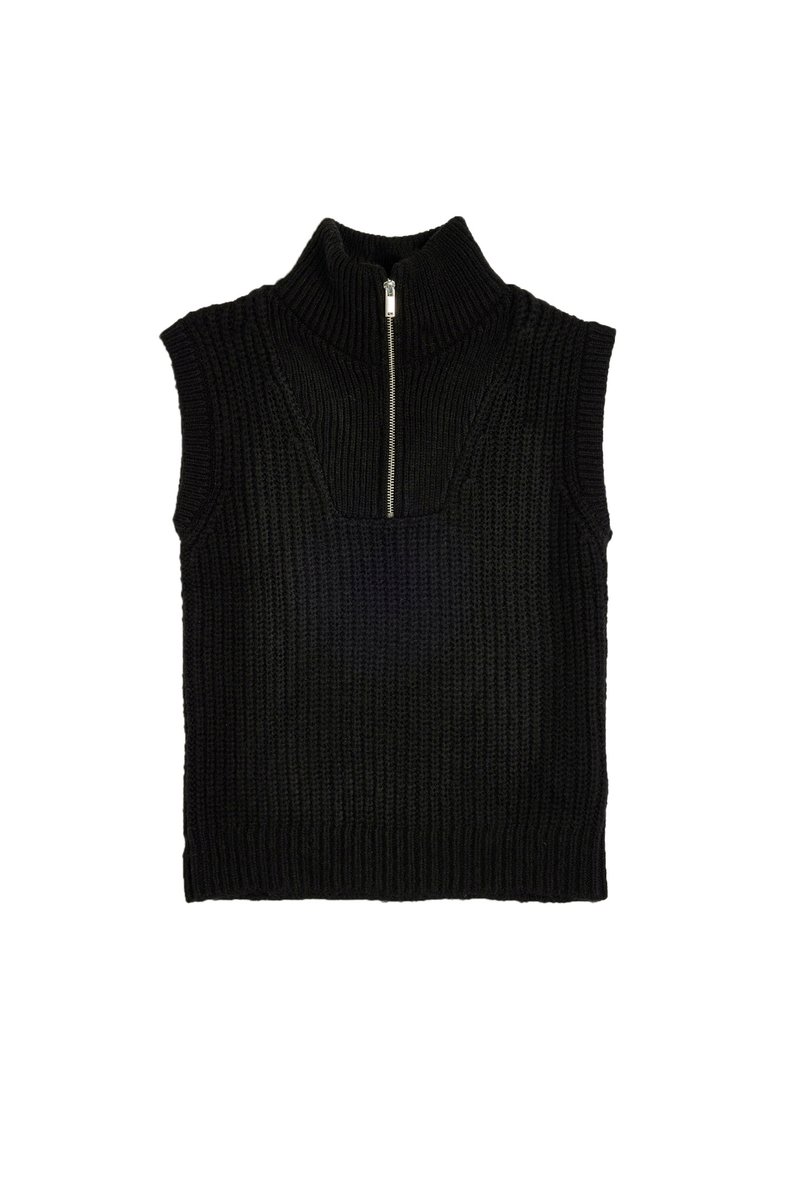Jersey sin mangas negro con cuello alto, que cuenta con un cierre de media cremallera en la parte frontal y un patrón de punto texturizado en toda la prenda.