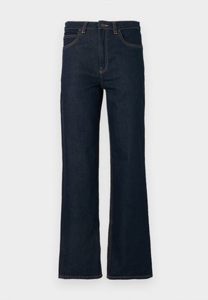 Jeans de mezclilla rectos de color azul oscuro con bolsillos frontales, pasadores para cinturón y un cierre de botón en la cintura sobre un fondo blanco.