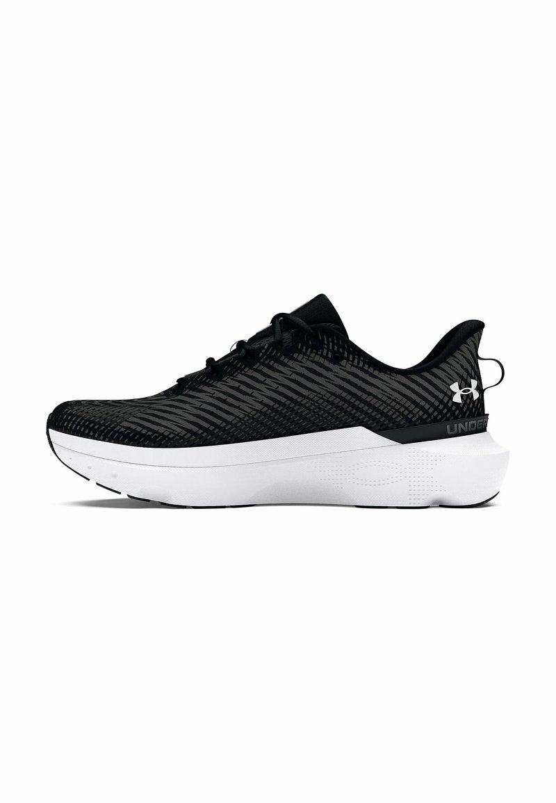 Černá sportovní bota s texturovaným síťovaným svrškem, zaoblenou špičkou, bílou mezipodešví a kontrastní černou patou s logem.