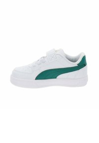 Zapatilla blanca con acentos verdes en el costado, hecha de cuero suave, con cordones y una correa de gancho y bucle, suela texturizada y punta redondeada.