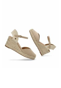 Wedges de esparto beige con parte superior de tela texturizada, correa para el tobillo con hebilla y suela de yute trenzado. Diseño de puntera redonda.