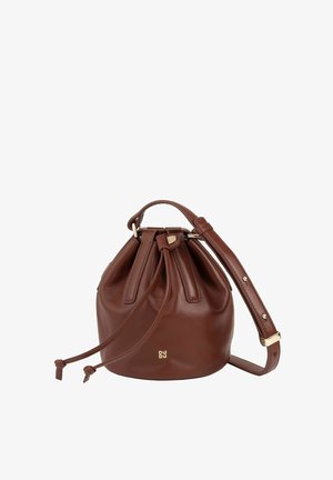 Bolso de cuero marrón tipo bucket con parte superior fruncida, correa ajustable y herrajes en tono dorado. Presenta un acabado texturizado y detalle del logotipo.