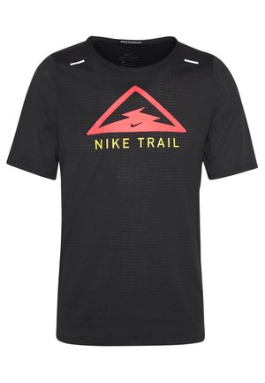 T-shirt de running Nike Dri-FIT noir à manches courtes avec logo "Nike Trail" rouge et jaune à l'avant et tissu léger et respirant.